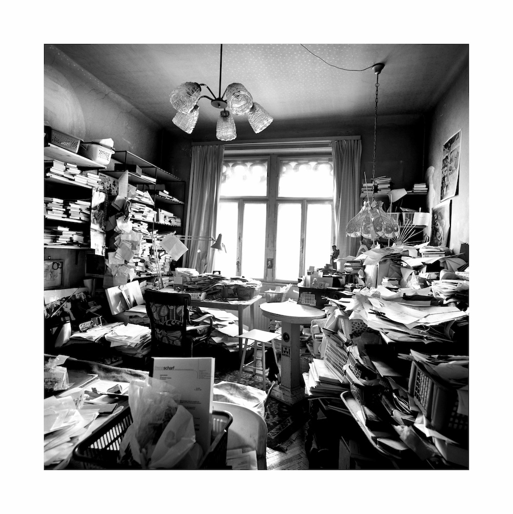 Herlinde Koelbl,FRIEDERIKE MAYRÖCKER – Arbeitszimmer, 1997